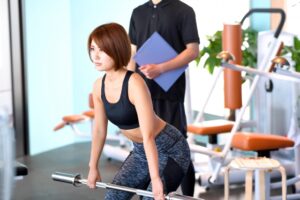 デッドリフトする女性